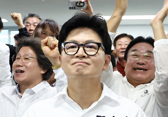 출구조사 결과에 미소 짓는 한동훈