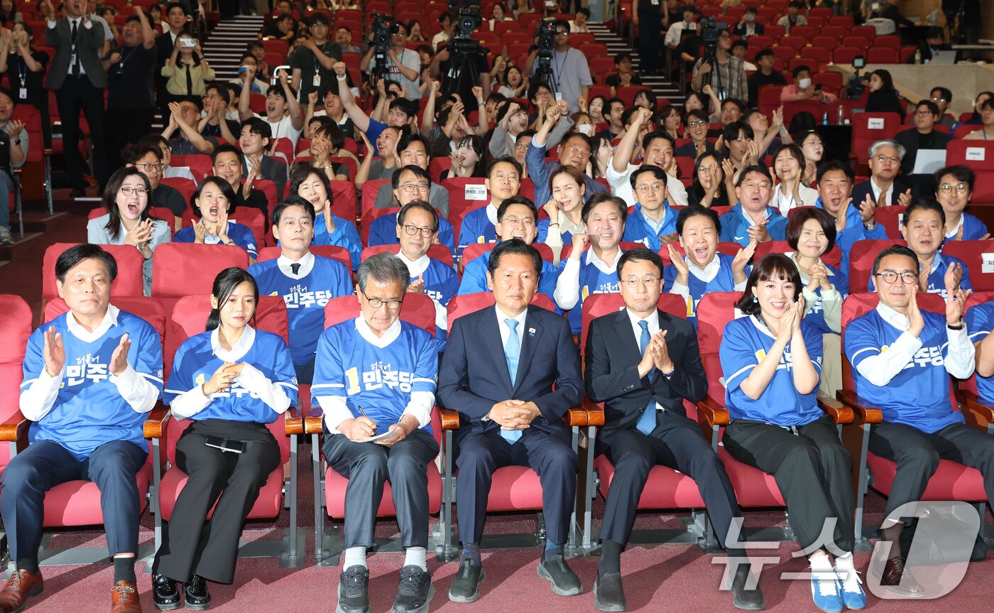 본문 이미지 - 정청래 더불어민주당 대표를 비롯한 선대위 지도부가 3일 서울 여의도 국회 의원회관에 마련된 제9회 전국동시지방선거 및 국회의원 재보궐 선거 개표종합상황실에서 출구조사 결과를 지켜보고 있다. (공동취재) 2026.6.3 ⓒ 뉴스1 유승관 기자