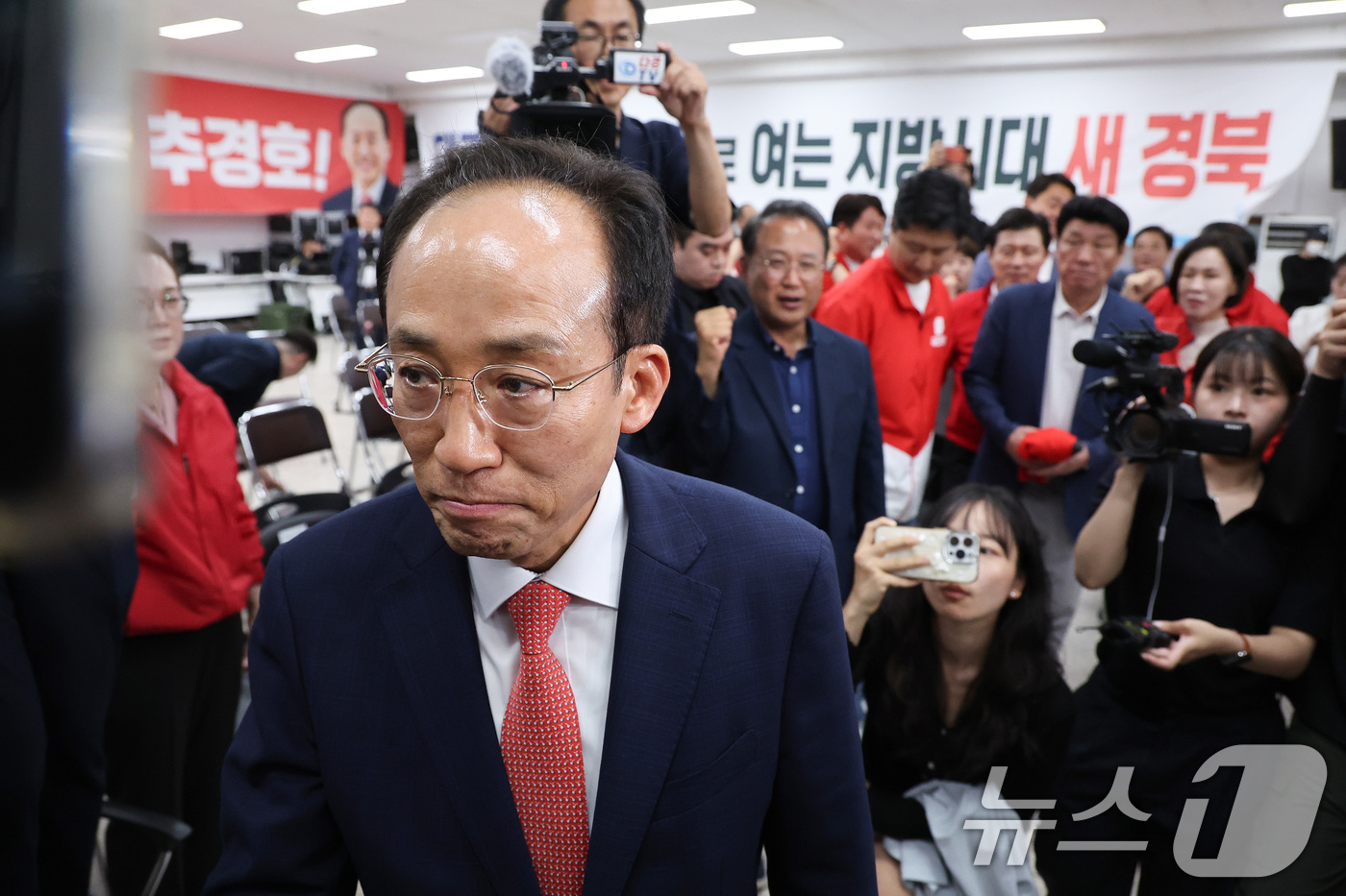 (대구=뉴스1) 신웅수 기자 = 추경호 국민의힘 대구시장 후보가 3일 대구 수성구 국민의힘 대구광역시당에서 방송3사 출구조사를 본 후 건물을 나서고 있다. 2026.6.3/뉴스1