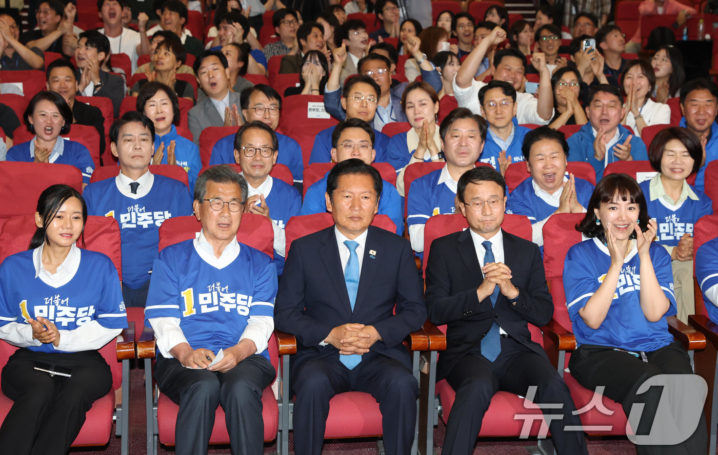 (서울=뉴스1) 유승관 기자 = 정청래 더불어민주당 대표를 비롯한 선대위 지도부가 3일 서울 여의도 국회 의원회관에 마련된 제9회 전국동시지방선거 및 국회의원 재보궐 선거 개표종합 …