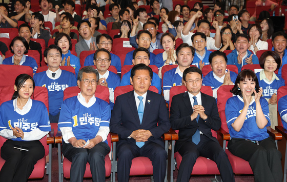 與 '환호' 野 '침묵'…출구조사 발표에 희비 엇갈린 상황실