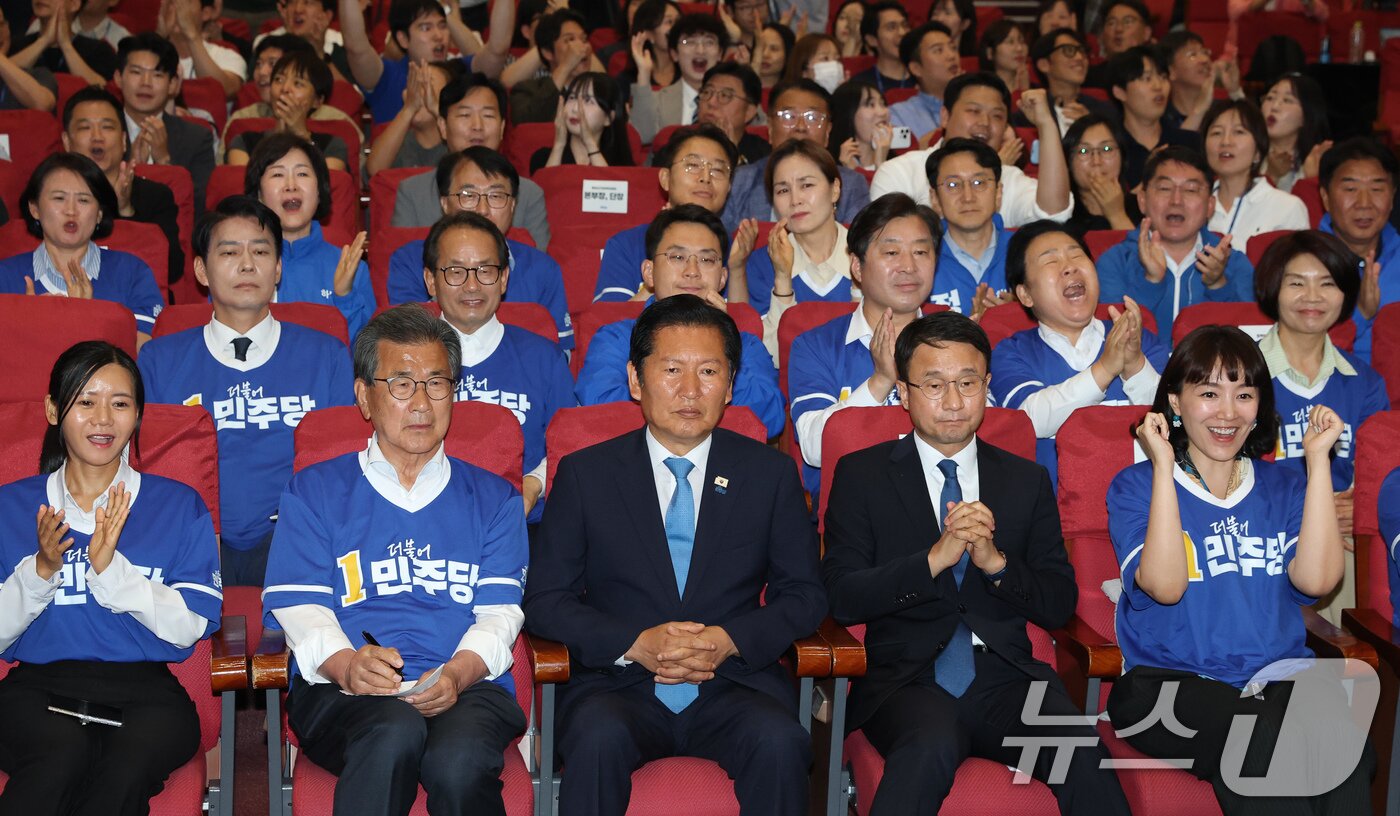 본문 이미지 - 정청래 더불어민주당 대표를 비롯한 선대위 지도부가 3일 서울 여의도 국회 의원회관에 마련된 제9회 전국동시지방선거 및 국회의원 재보궐 선거 개표종합상황실에서 출구조사 결과를 지켜보고 있다. (공동취재) 2026.6.3 ⓒ 뉴스1 유승관 기자