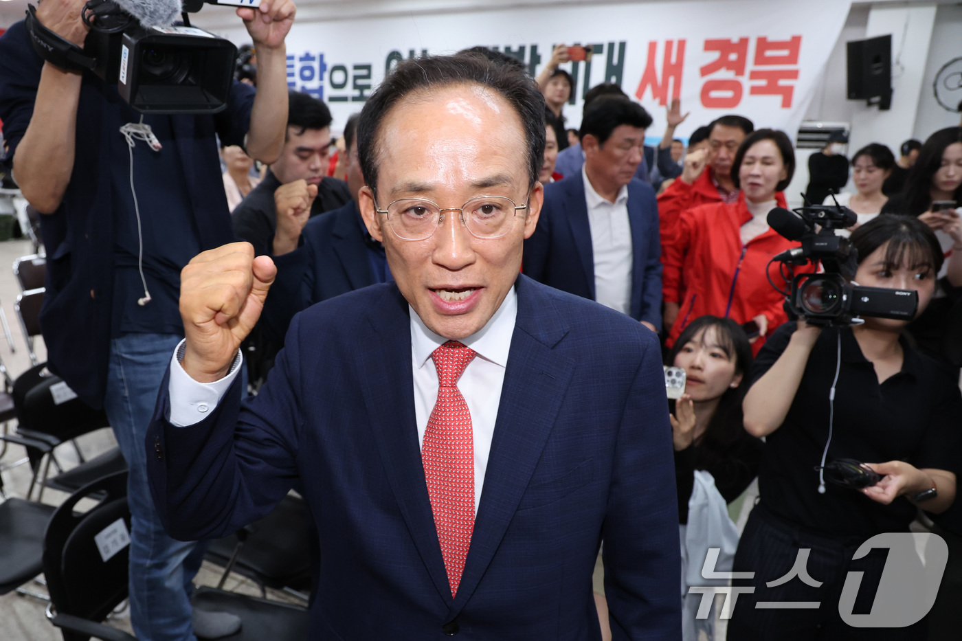 (대구=뉴스1) 신웅수 기자 = 추경호 국민의힘 대구시장 후보가 3일 대구 수성구 국민의힘 대구광역시당에서 방송3사 출구조사를 본 후 건물을 나서고 있다. 2026.6.3/뉴스1