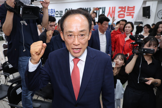 파이팅 외치며 대구시당 나서는 추경호