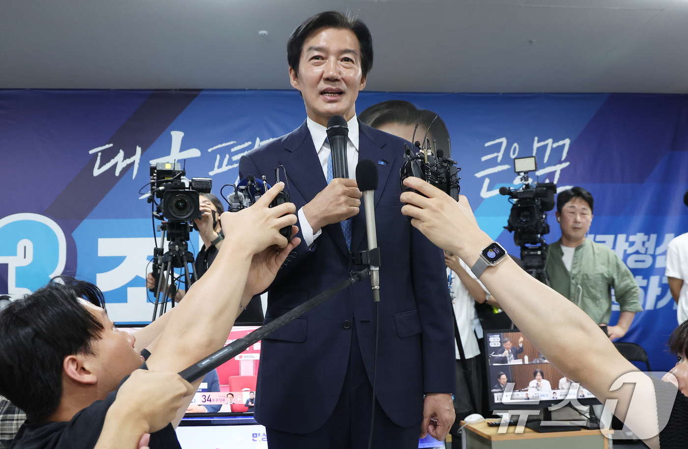 (평택=뉴스1) 김영운 기자 = 조국 조국혁신당 경기 팽택시을 국회의원 후보가 3일 오후 경기 평택시 안중읍에 위치한 선거사무소에서 지지자들에게 인사하고 있다. (공동취재) 202 …