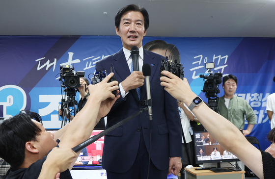 지지자들에게 인사 전하는 조국 후보