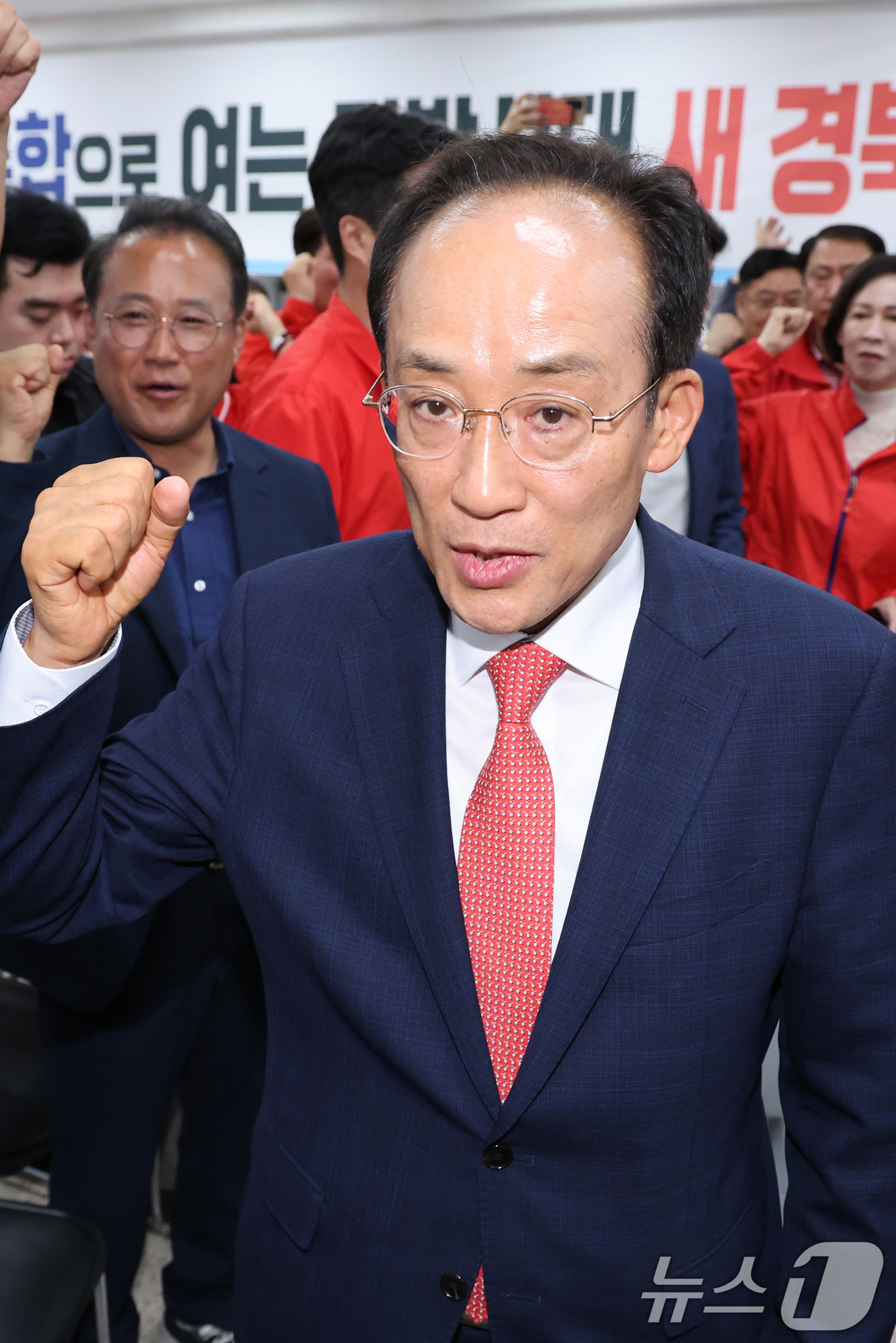 (대구=뉴스1) 신웅수 기자 = 추경호 국민의힘 대구시장 후보가 3일 대구 수성구 국민의힘 대구광역시당에서 방송3사 출구조사를 본 후 건물을 나서고 있다. 2026.6.3/뉴스1