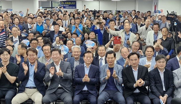 전재수 캠프, 출구조사 발표 순간 환호성…"결과 확정 때까지 차분하게"