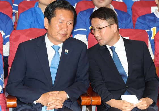 출구조사 기다리는 민주당 지도부