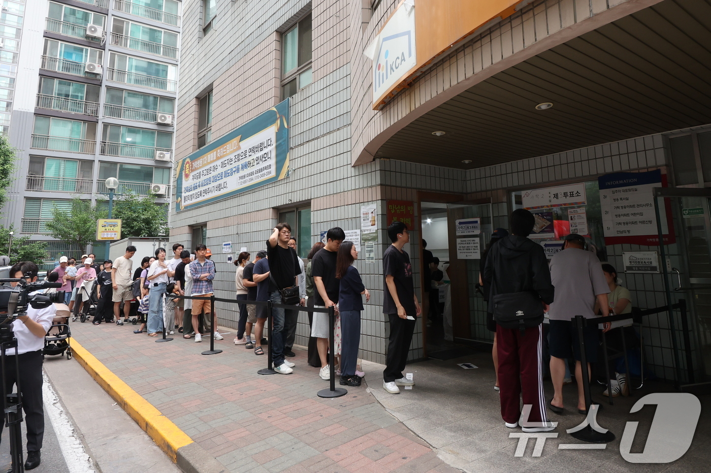 (서울=뉴스1) 김진환 기자 = 제9회 전국동시지방선거일인 3일 서울시 송파구의 가락쌍용 아파트 단지 내에 마련된 가락2동 제3, 7투표소를 찾은 유권자들이 투표용지가 부족한 상황 …