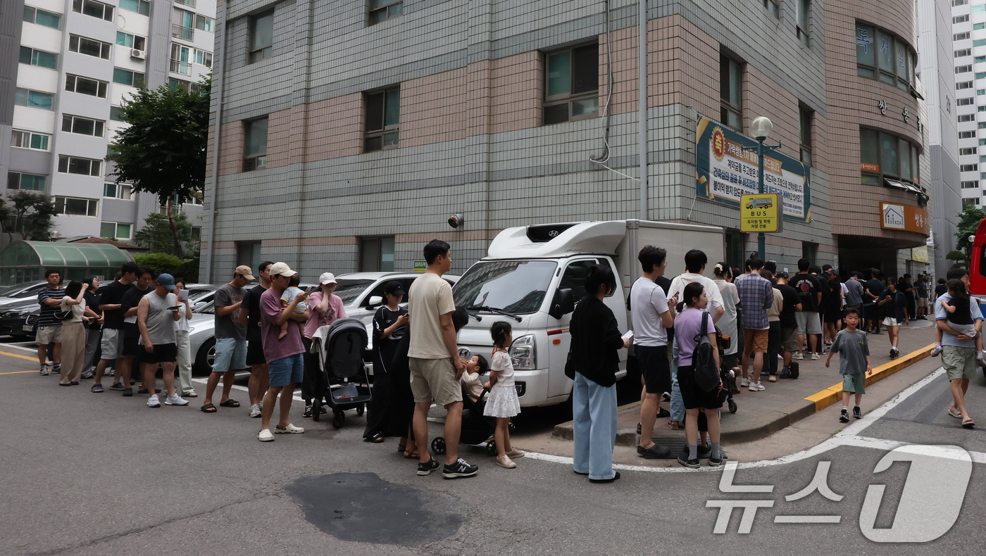 (서울=뉴스1) 김진환 기자 = 6·3 지방선거 본투표일인 3일 투표용지 부족 사태가 발생한 서울 송파구 가락2동 제3투표소에서 유권자들이 대기하고 있다. 2026.6.3/뉴스1