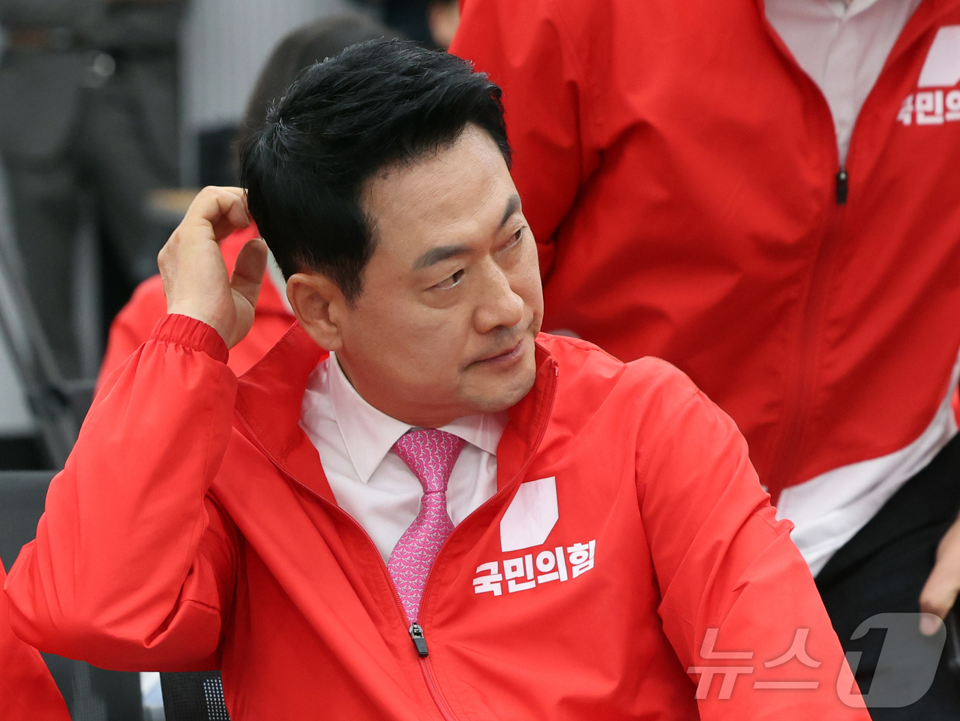 (서울=뉴스1) 황기선 기자 = 장동혁 국민의힘 대표를 비롯한 지도부 및 의원, 당직자들이 3일 오후 서울 여의도 중앙당사에 마련된 개표상황실에서 지방선거 및 국회의원 보궐선거 출 …