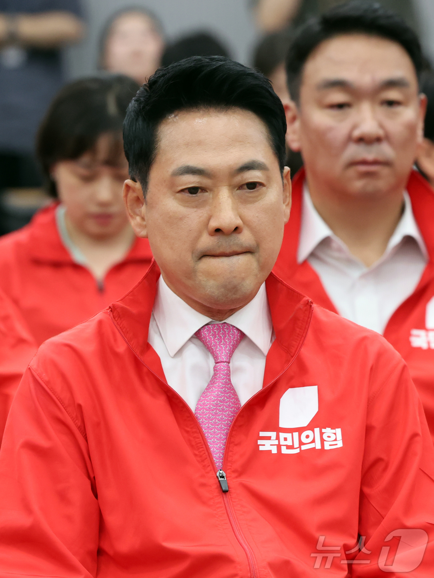 (서울=뉴스1) 황기선 기자 = 장동혁 국민의힘 대표를 비롯한 지도부 및 의원, 당직자들이 3일 오후 서울 여의도 중앙당사에 마련된 개표상황실에서 지방선거 및 국회의원 보궐선거 출 …