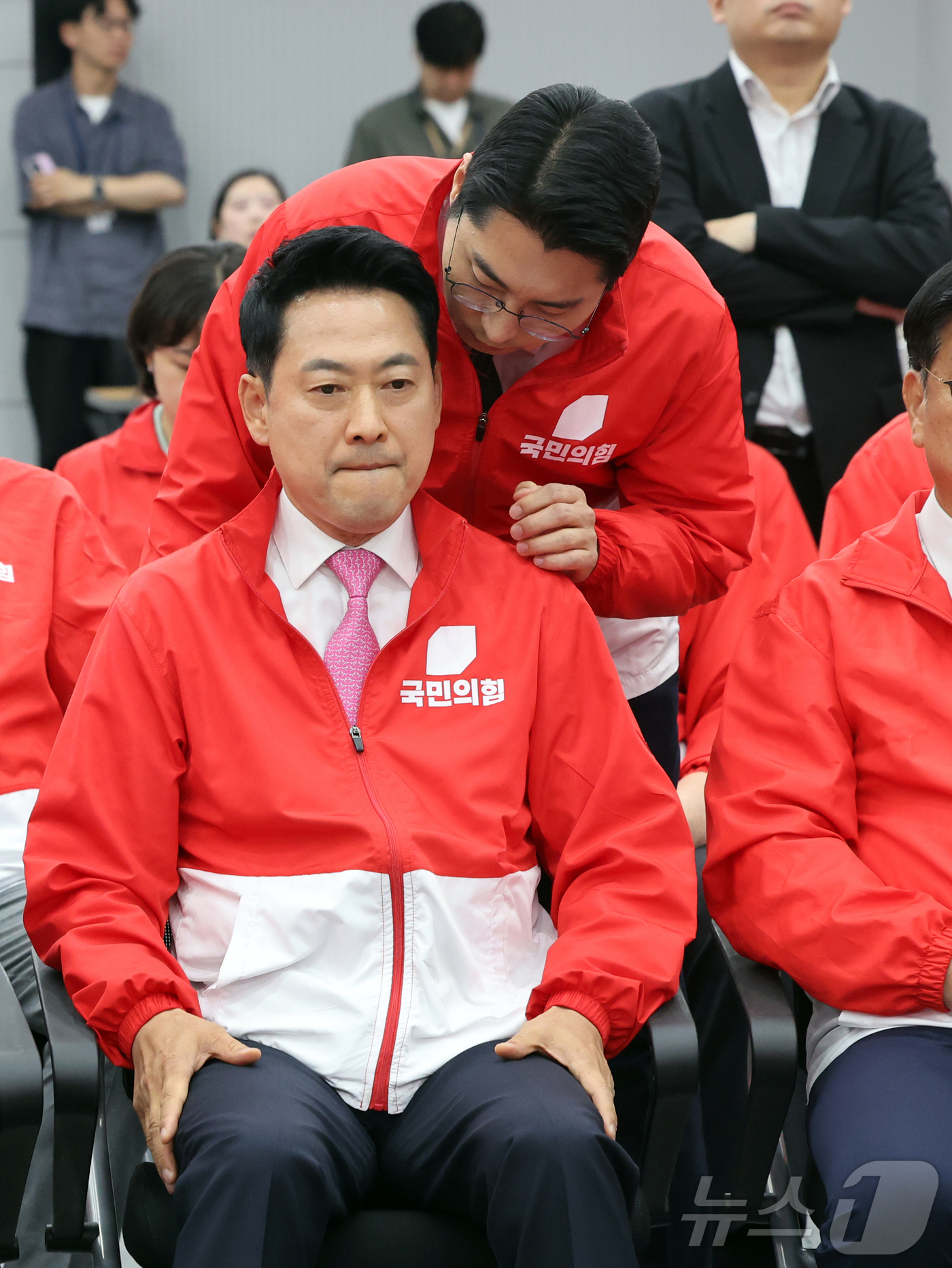 (서울=뉴스1) 황기선 기자 = 장동혁 국민의힘 대표를 비롯한 지도부 및 의원, 당직자들이 3일 오후 서울 여의도 중앙당사에 마련된 개표상황실에서 지방선거 및 국회의원 보궐선거 출 …