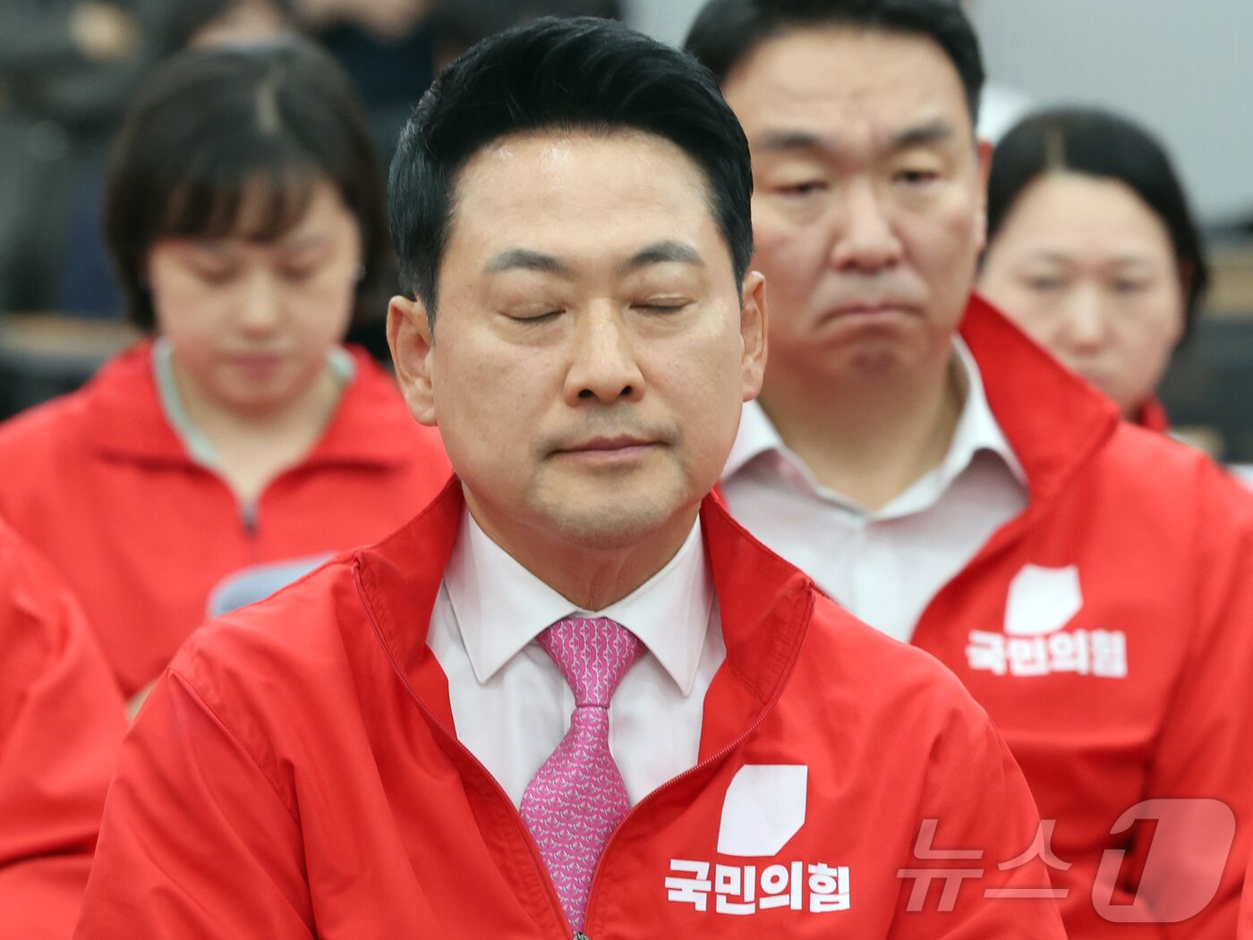 본문 이미지 - 장동혁 국민의힘 대표를 비롯한 지도부 및 의원, 당직자들이 3일 오후 서울 여의도 중앙당사에 마련된 개표상황실에서 지방선거 및 국회의원 보궐선거 출구조사 방송을 지켜보고 있다. 2026.6.3 ⓒ 뉴스1 황기선 기자