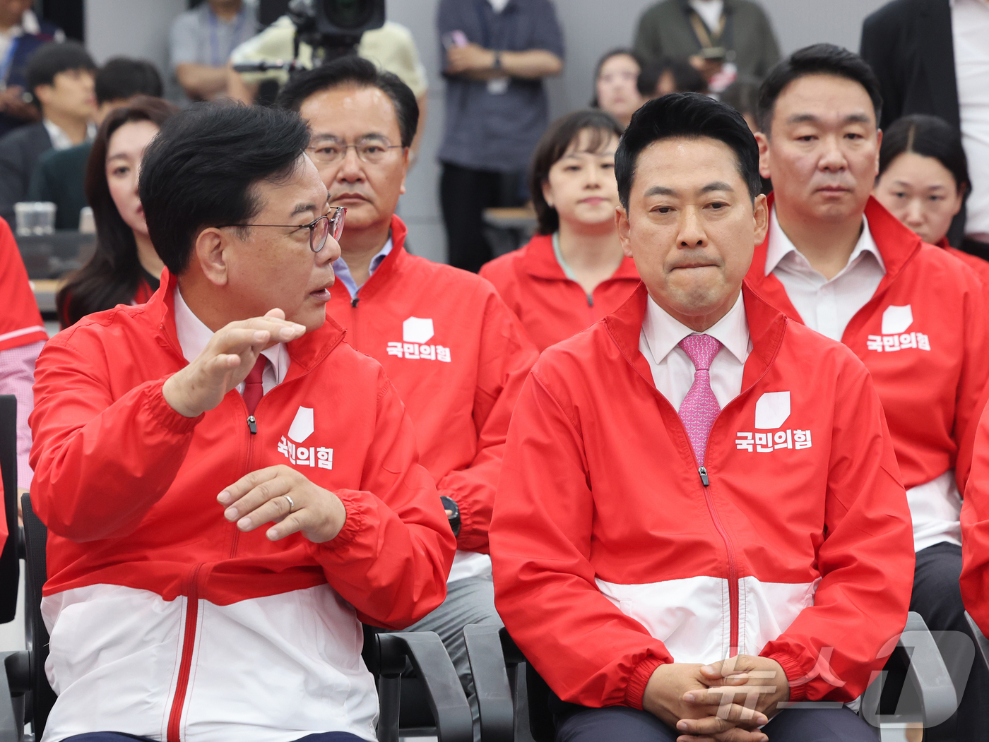 (서울=뉴스1) 황기선 기자 = 장동혁 국민의힘 대표와 송언석 원내대표가이 3일 오후 서울 여의도 중앙당사에 마련된 개표상황실에서 지방선거 및 국회의원 보궐선거 출구조사 방송을 지 …