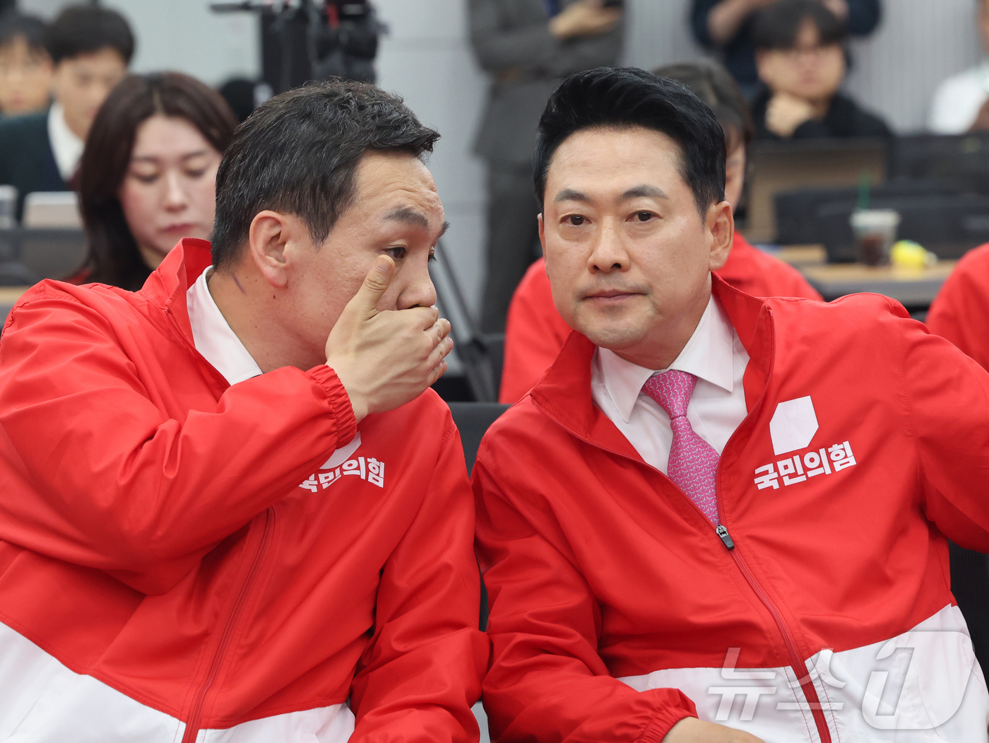 (서울=뉴스1) 황기선 기자 = 장동혁 국민의힘 대표와 김민수 최고위원이 3일 오후 서울 여의도 중앙당사에 마련된 개표상황실에서 지방선거 및 국회의원 보궐선거 출구조사 방송을 지켜 …
