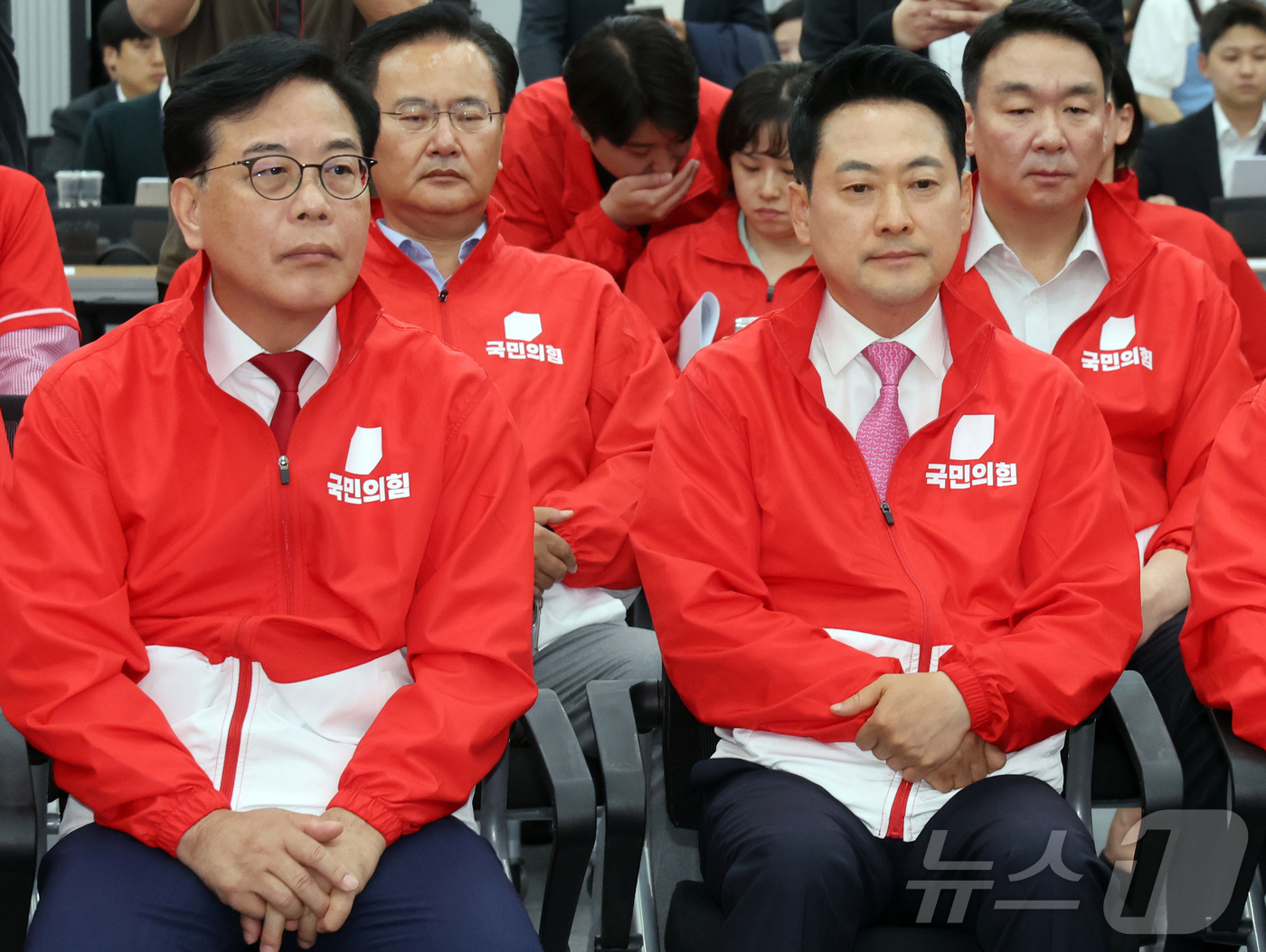 (서울=뉴스1) 황기선 기자 = 장동혁 국민의힘 대표를 비롯한 지도부 및 의원, 당직자들이 3일 오후 서울 여의도 중앙당사에 마련된 개표상황실에서 지방선거 및 국회의원 보궐선거 출 …