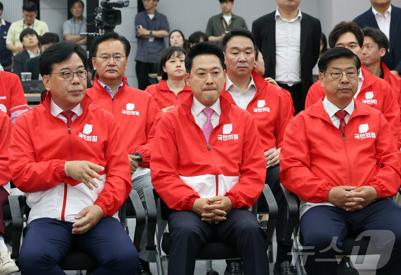 (서울=뉴스1) 황기선 기자 = 장동혁 국민의힘 대표를 비롯한 지도부 및 의원, 당직자들이 3일 오후 서울 여의도 중앙당사에 마련된 개표상황실에서 지방선거 및 국회의원 보궐선거 출 …