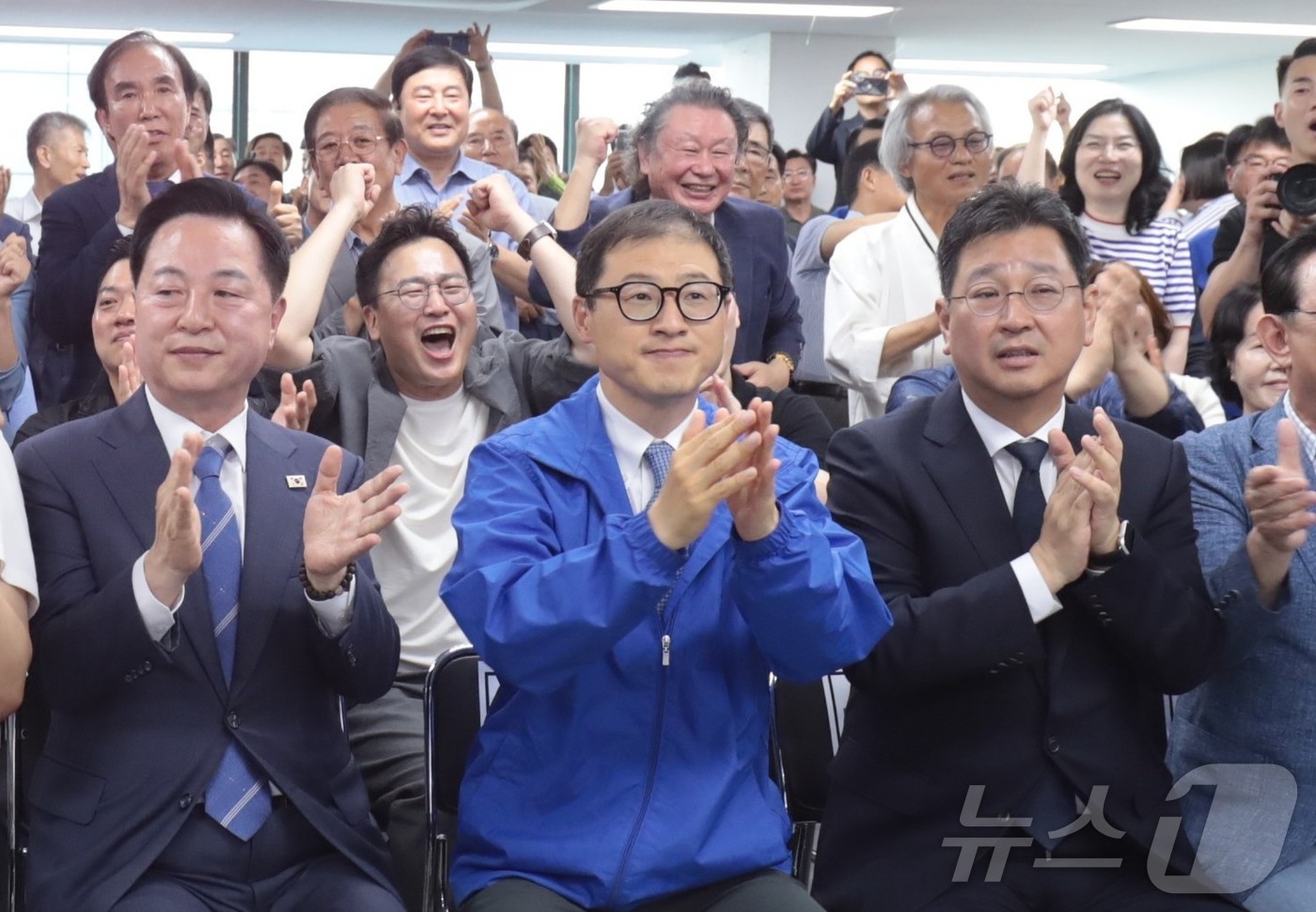 (울산=뉴스1) 김세은 기자 = 김상욱 더불어민주당 울산시장 후보가 3일 울산 남구 선거사무소에서 지지자들과 박수를 치고 있다.2026.6.3/뉴스1