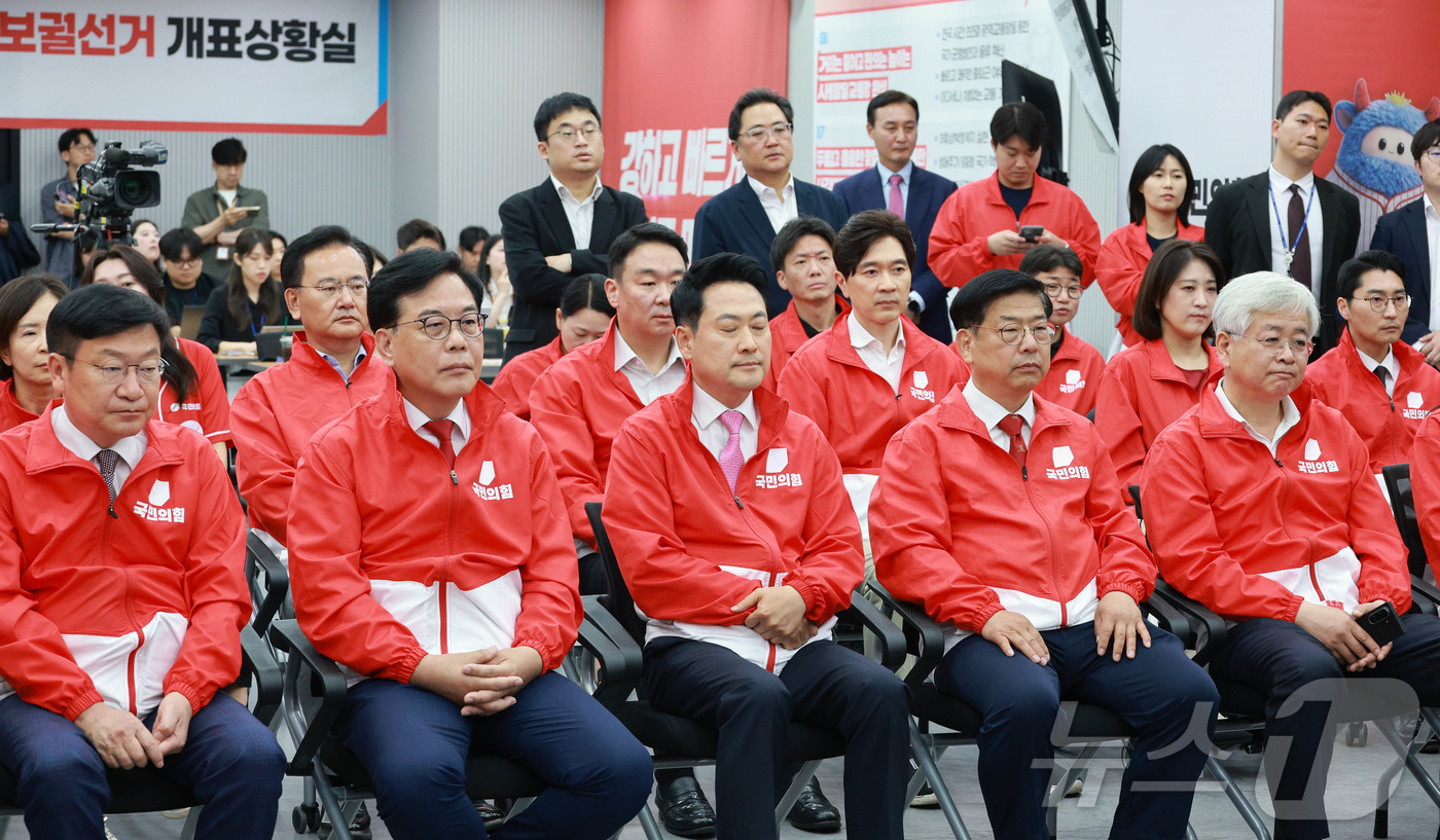 (서울=뉴스1) 황기선 기자 = 장동혁 국민의힘 상임선거대책위원장과 송언석 공동선대위원장 등 당직자들이 3일 서울 여의도 당사에 마련된 개표 상황실에서 제9회 전국동시지방선거 및 …