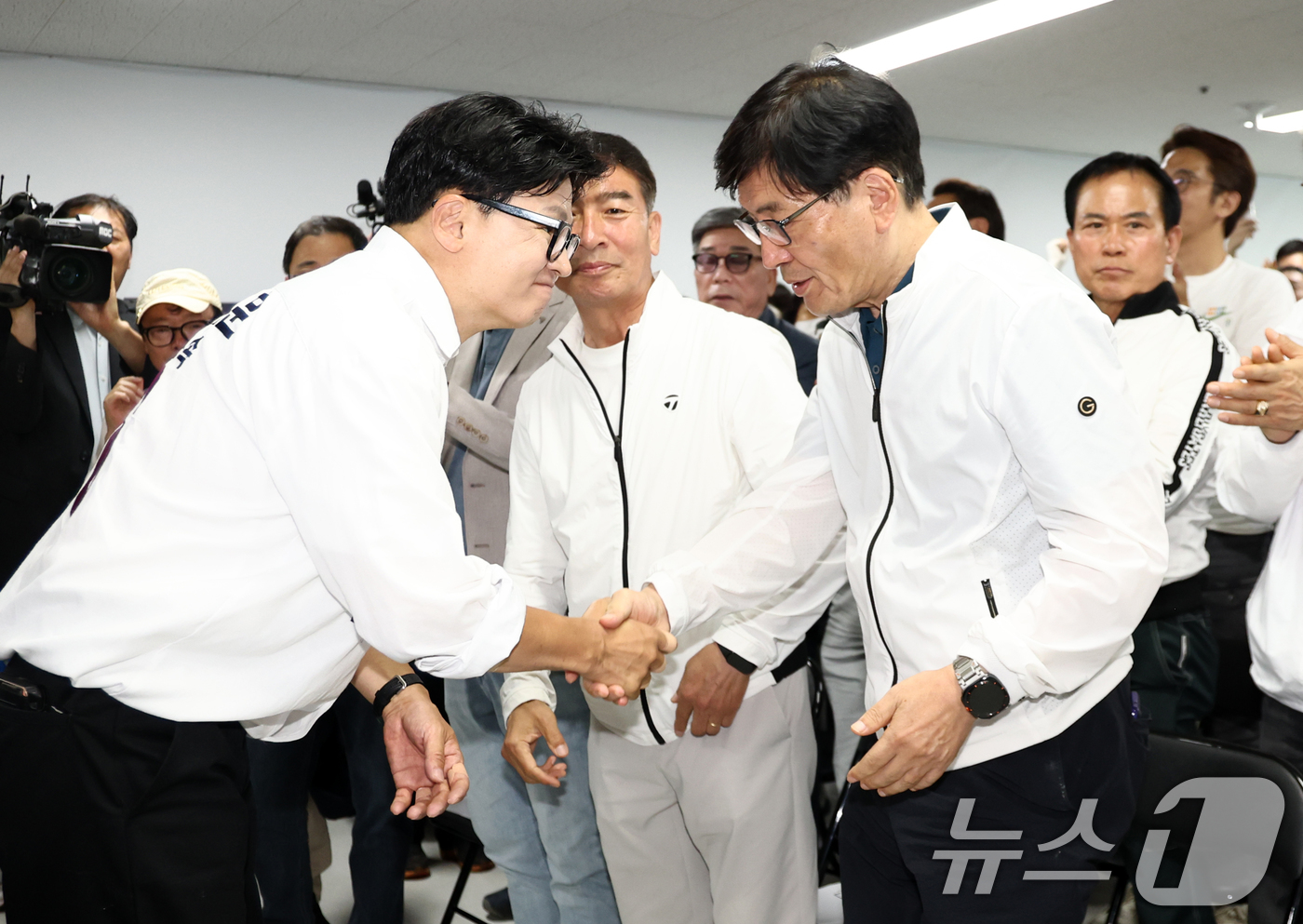 (부산=뉴스1) 최지환 기자 = 한동훈 무소속 부산 북구갑 국회의원 후보가 3일 오후 부산 북구 선거사무소에 입장하며 캠프 관계자와 인사를 나누고 있다. 2026.6.3/뉴스1