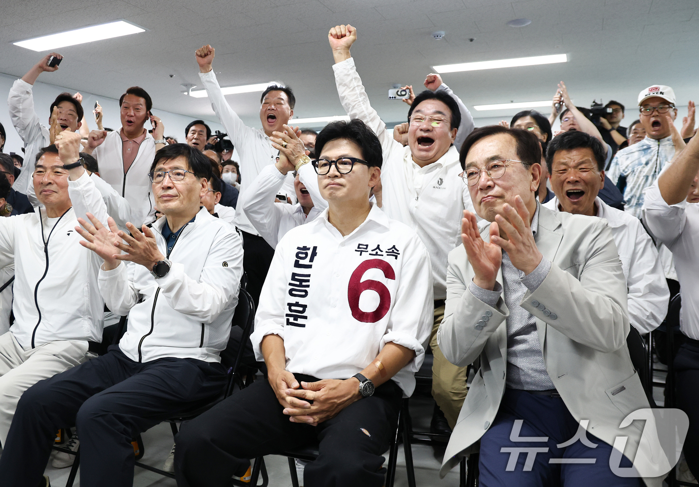 (부산=뉴스1) 최지환 기자 = 한동훈 무소속 부산 북구갑 국회의원 후보가 3일 오후 부산 북구 선거사무소에서 출구조사 결과 발표를 지켜보고 있다. 2026.6.3/뉴스1