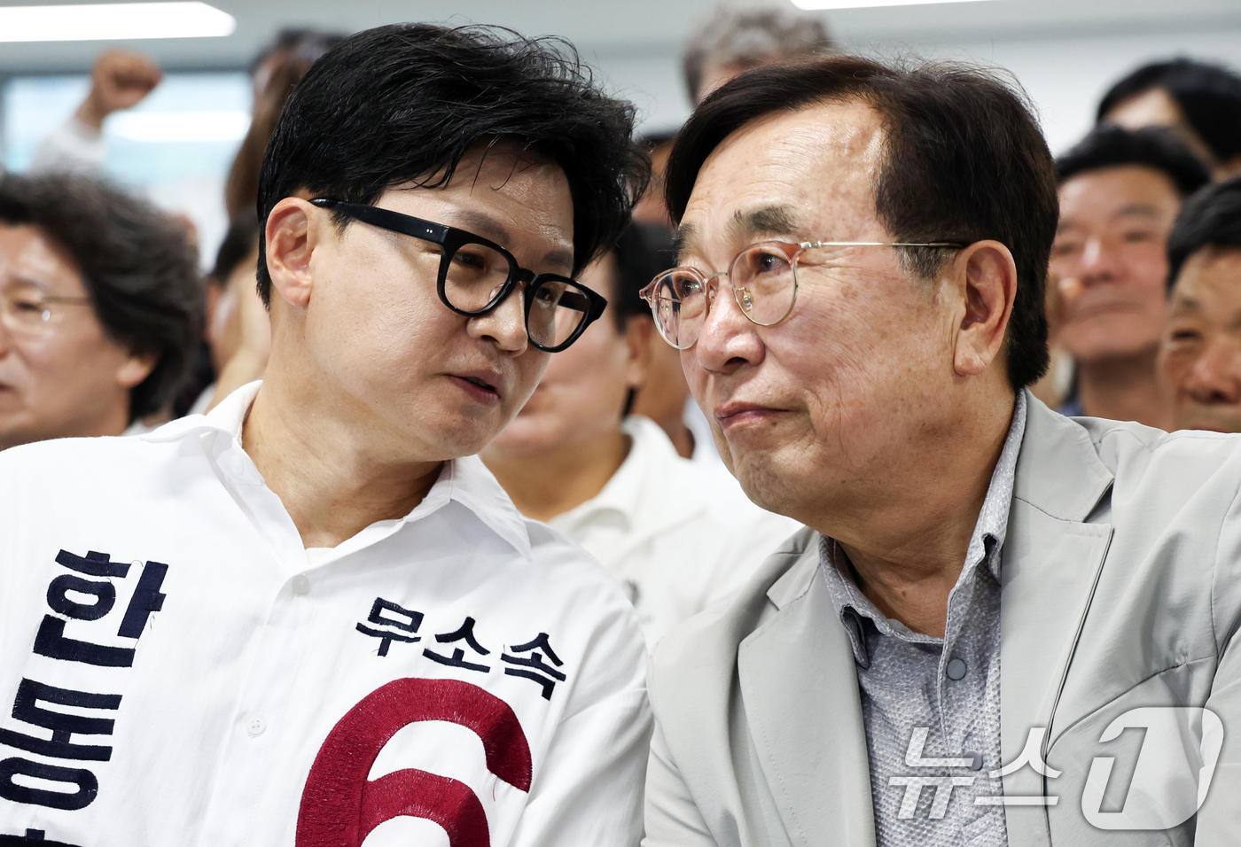 (부산=뉴스1) 최지환 기자 = 한동훈 무소속 부산 북구갑 국회의원 후보가 3일 오후 부산 북구 선거사무소에서 서병수 명예 선대위원장과 대화를 나누고 있다. 2026.6.3/뉴스1 …