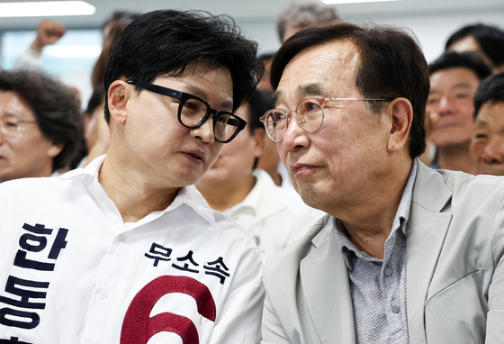 대화 나누는 한동훈·서병수