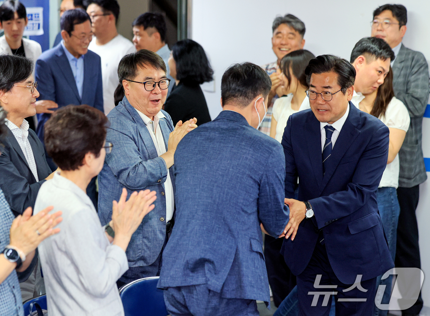 (인천=뉴스1) 이호윤 기자 = 더불어민주당 박찬대 인천시장 후보가 3일 인천 미추홀구 선거사무소를 찾아 지지자들과 인사를 나누고 있다. 2026.6.3/뉴스1
