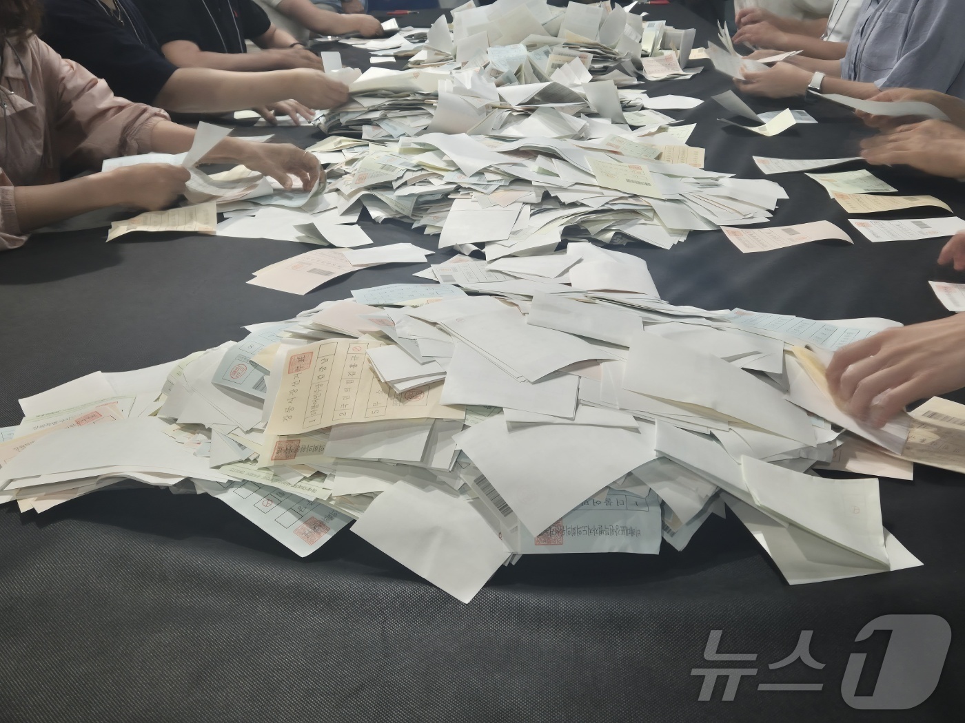 (강릉=뉴스1) 윤왕근 기자 = 제9회 전국동시지방선거일인 3일 강원 강릉시 관동하키센터에 마련된 강릉시 개표소에서 개표 사무원들이 투표용지를 분류하고 있다. 2026.6.3/뉴스 …