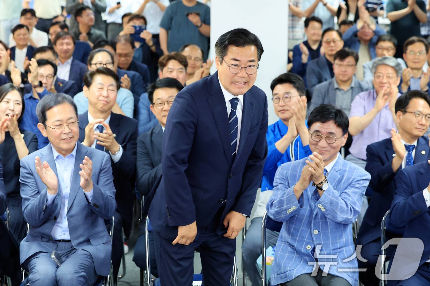 (인천=뉴스1) 이호윤 기자 = 더불어민주당 박찬대 인천시장 후보가 3일 인천 미추홀구 선거사무소에서 출구조사 결과 발표가 나오자 지지자들과 기뻐하고 있다. 2026.6.3/뉴스1 …