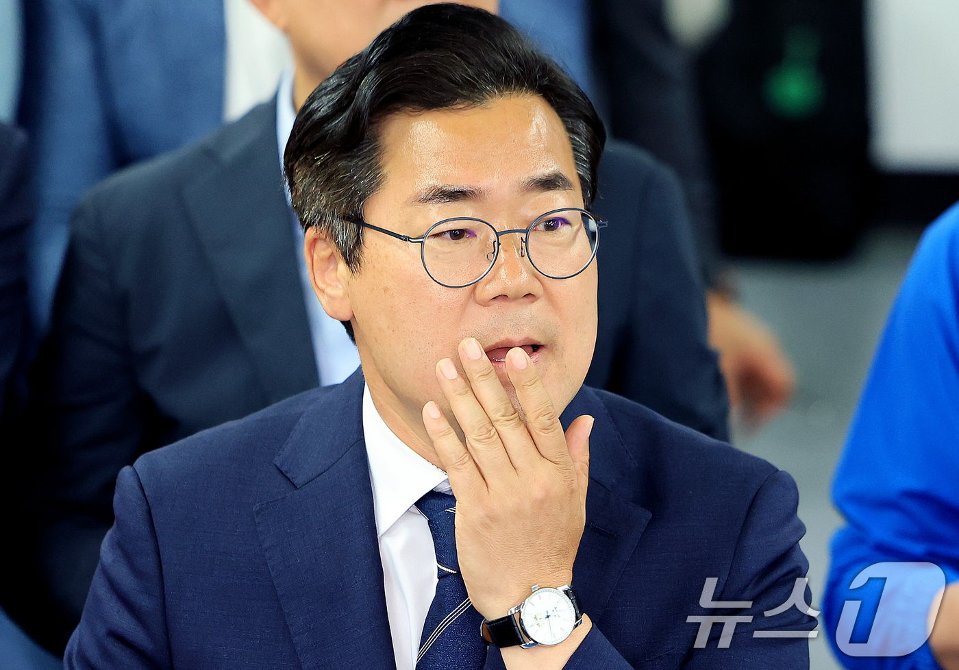 (인천=뉴스1) 이호윤 기자 = 더불어민주당 박찬대 인천시장 후보가 3일 인천 미추홀구 선거사무소에서 출구조사 결과 발표를 지켜보고 있다. 2026.6.3/뉴스1