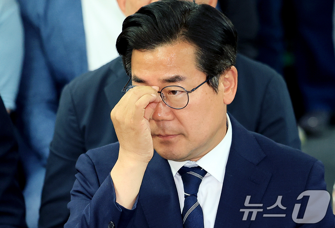 (인천=뉴스1) 이호윤 기자 = 더불어민주당 박찬대 인천시장 후보가 3일 인천 미추홀구 선거사무소에서 출구조사 결과 발표를 지켜보고 있다. 2026.6.3/뉴스1