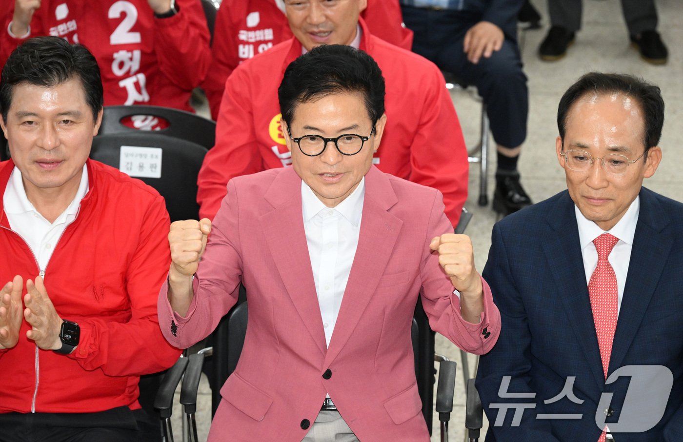 (대구=뉴스1) 신웅수 기자 = 이철우 국민의힘 경북도지사 후보가 3일 대구 수성구 국민의힘 대구광역시당에서 방송3사 출구조사를 보며 환호하고 있다. (공동취재) 2026.6.3/ …
