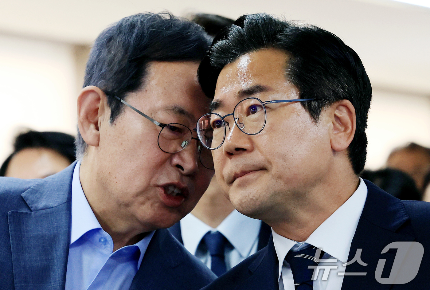 (인천=뉴스1) 이호윤 기자 = 더불어민주당 박찬대 인천시장 후보와 박남춘 총괄선대위원장이 3일 인천 미추홀구 선거사무소에서 출구조사 결과 발표를 지켜보며 대화하고 있다. 2026 …