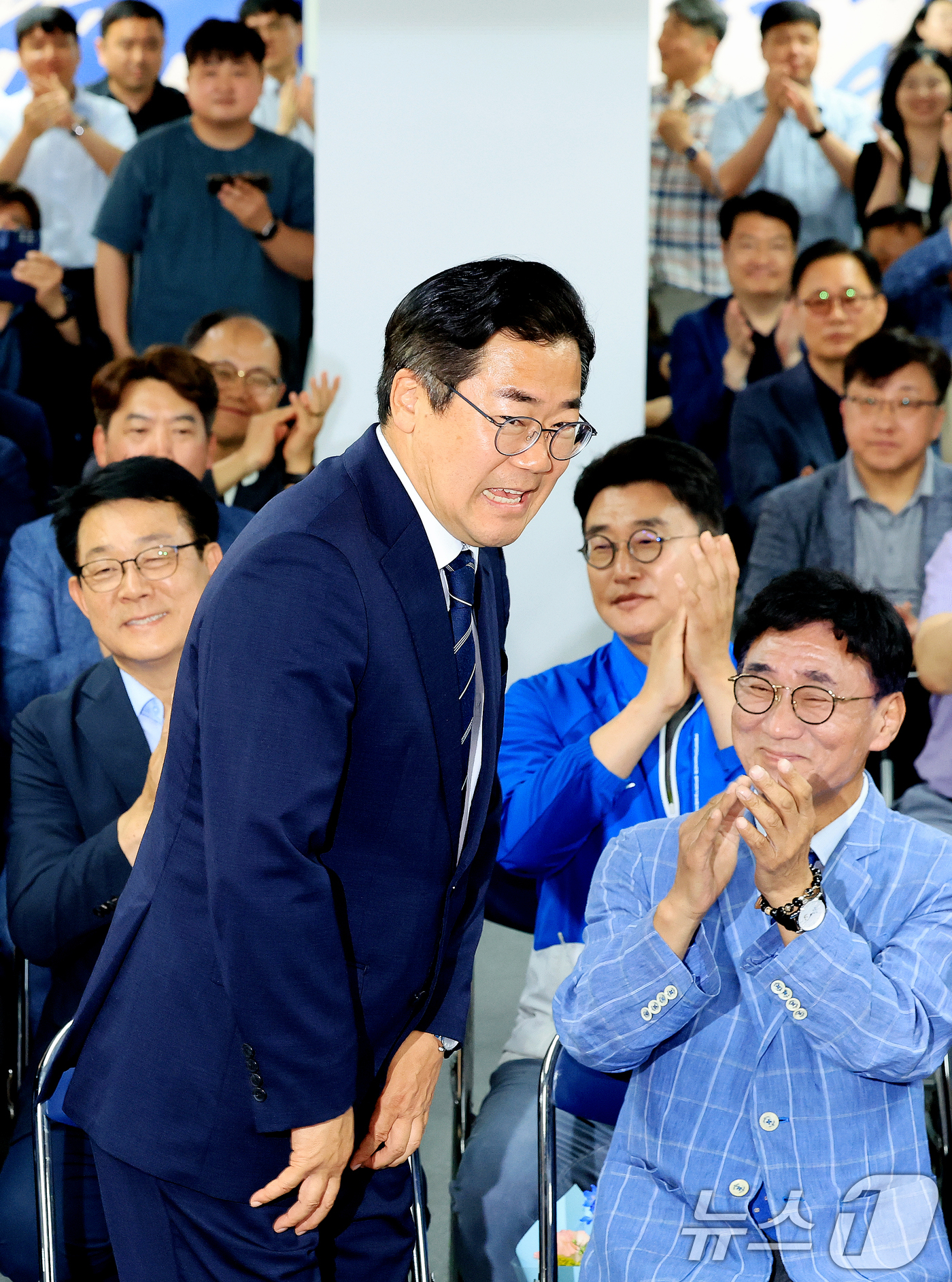 (인천=뉴스1) 이호윤 기자 = 더불어민주당 박찬대 인천시장 후보가 3일 인천 미추홀구 선거사무소에서 출구조사 결과 발표가 나오자 지지자들과 기뻐하고 있다. 2026.6.3/뉴스1 …