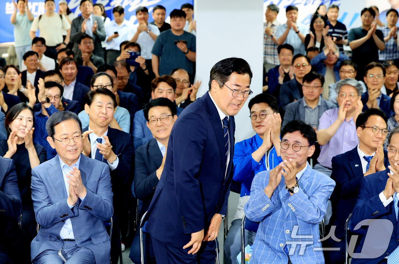 (인천=뉴스1) 이호윤 기자 = 더불어민주당 박찬대 인천시장 후보가 3일 인천 미추홀구 선거사무소에서 출구조사 결과 발표가 나오자 지지자들과 기뻐하고 있다. 2026.6.3/뉴스1 …
