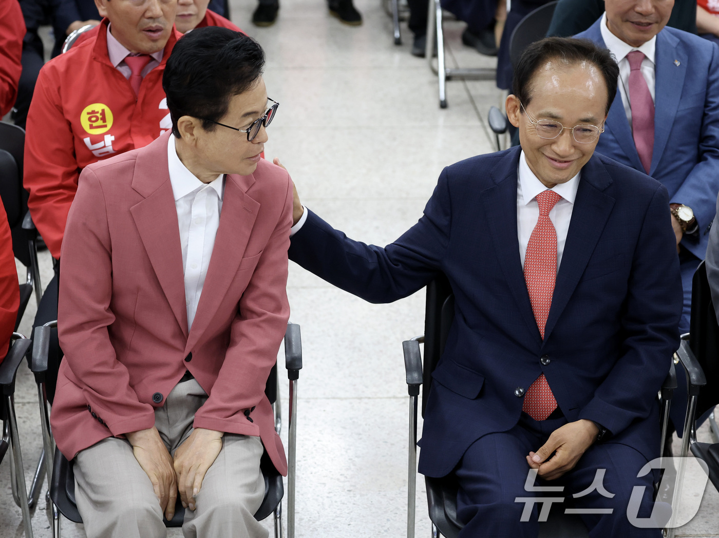 (대구=뉴스1) 신웅수 기자 = 이철우 국민의힘 경북도지사 후보와 추경호 대구시장 후보가 3일 대구 수성구 국민의힘 대구광역시당에서 열린 방송3사 출구조사 시청에서 대화하고 있다. …