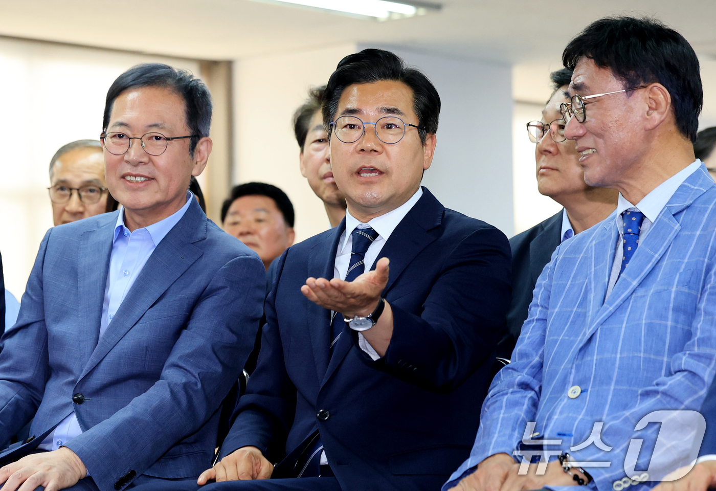 (인천=뉴스1) 이호윤 기자 = 더불어민주당 박찬대 인천시장 후보(앞줄 가운데)가 3일 인천 미추홀구 선거사무소에서 출구조사 결과 발표를 지켜보고 있다.박남춘(왼쪽부터) 총괄선대위 …
