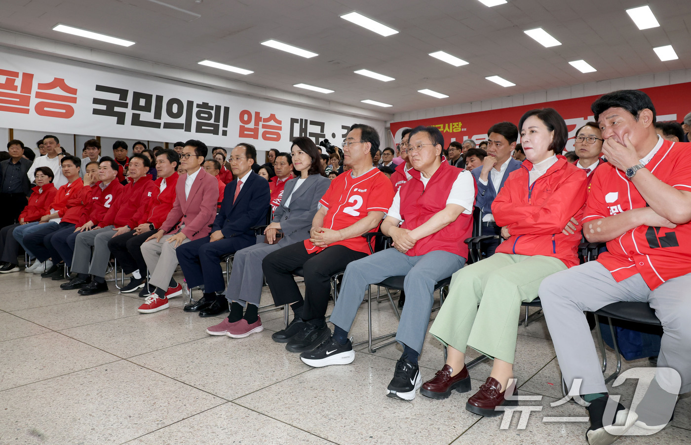 (대구=뉴스1) 신웅수 기자 = 이철우 국민의힘 경북도지사 후보와 추경호 국민의힘 대구시장 후보, 이진숙 대구 달성군 국회의원 후보가 3일 대구 수성구 국민의힘 대구광역시당에서 방 …