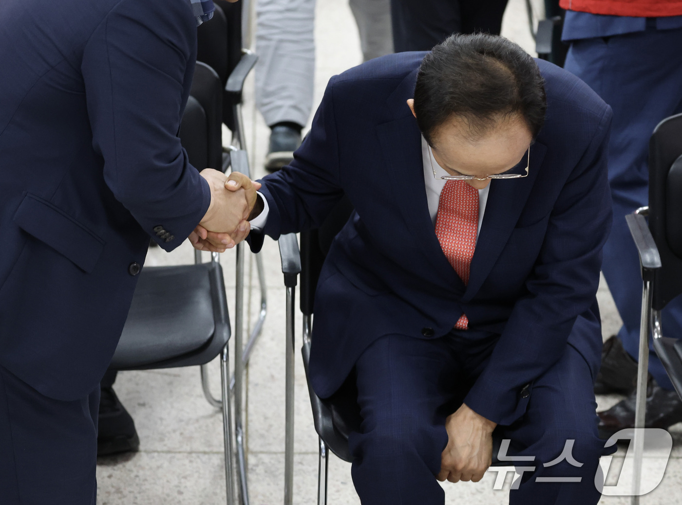 (대구=뉴스1) 신웅수 기자 = 추경호 국민의힘 대구시장 후보, 이진숙 대구 달성군 국회의원 후보가 3일 대구 수성구 국민의힘 대구광역시당에서 방송3사 출구조사를 시청하며 참석자들 …