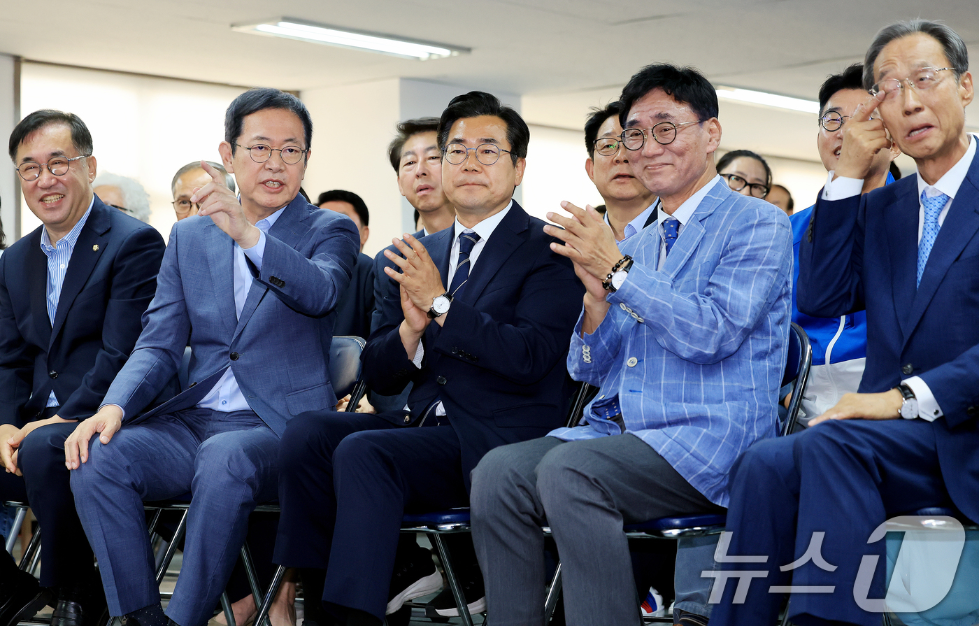 (인천=뉴스1) 이호윤 기자 = 더불어민주당 박찬대 인천시장 후보(앞줄 가운데)가 3일 인천 미추홀구 선거사무소에서 출구조사 결과 발표를 지켜보고 있다.맹성규(왼쪽부터), 박남춘 …