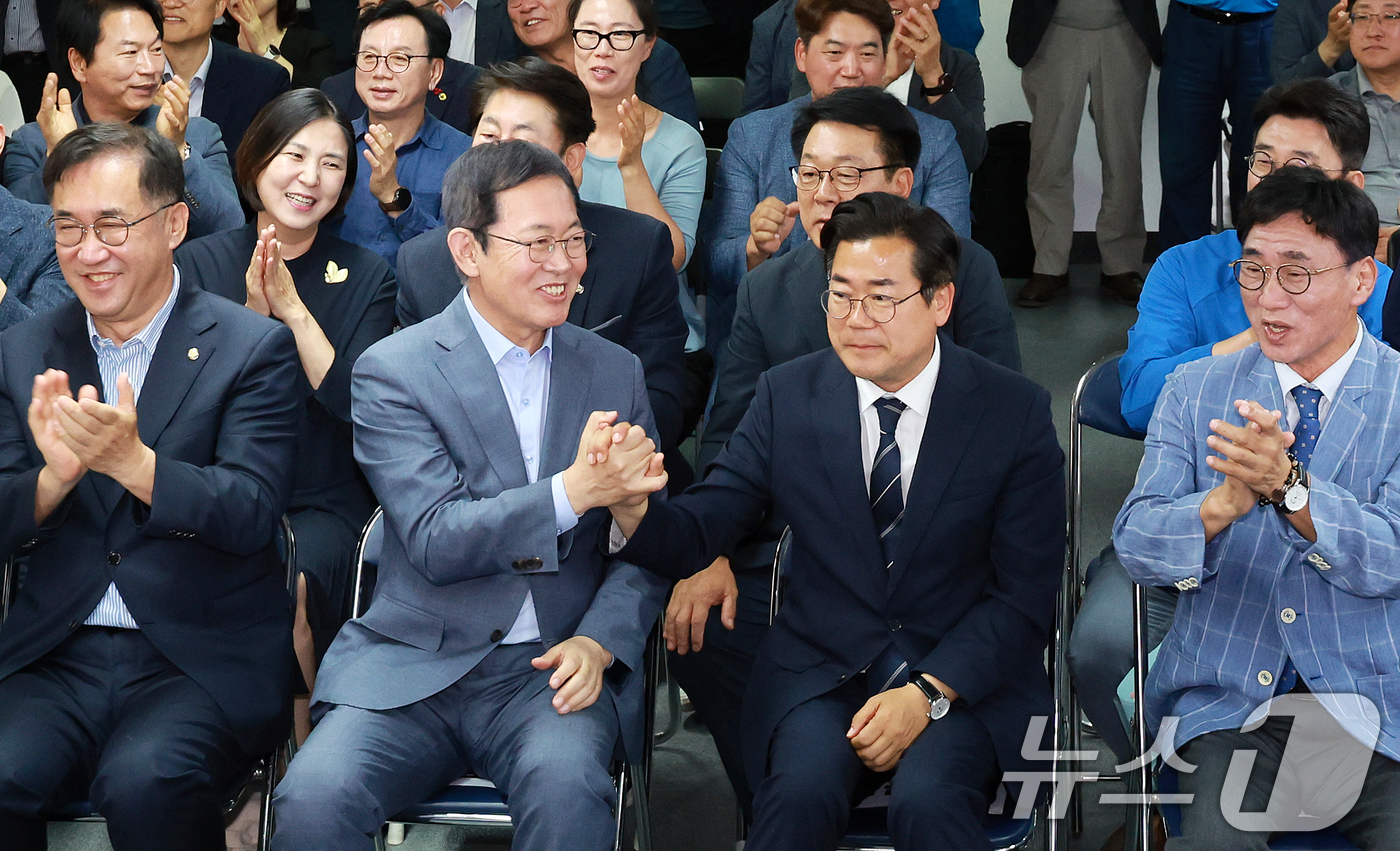 (인천=뉴스1) 이호윤 기자 = 더불어민주당 박찬대 인천시장 후보와 박남춘 총괄선대위원장이 3일 인천 미추홀구 선거사무소에서 출구조사 결과 발표가 나오자 손을 맞잡고 있다. 202 …