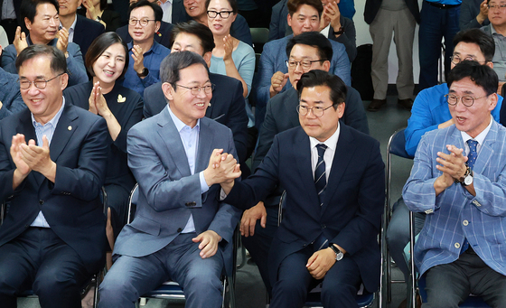 손 맞잡은 박찬대 후보와 박남춘 총괄선대위원장