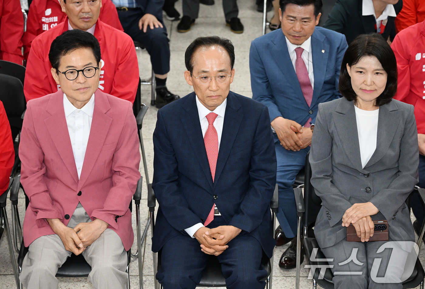 (대구=뉴스1) 신웅수 기자 = 이철우 국민의힘 경북도지사 후보와 추경호 국민의힘 대구시장 후보, 이진숙 대구 달성군 국회의원 후보가 3일 대구 수성구 국민의힘 대구광역시당에서 방 …