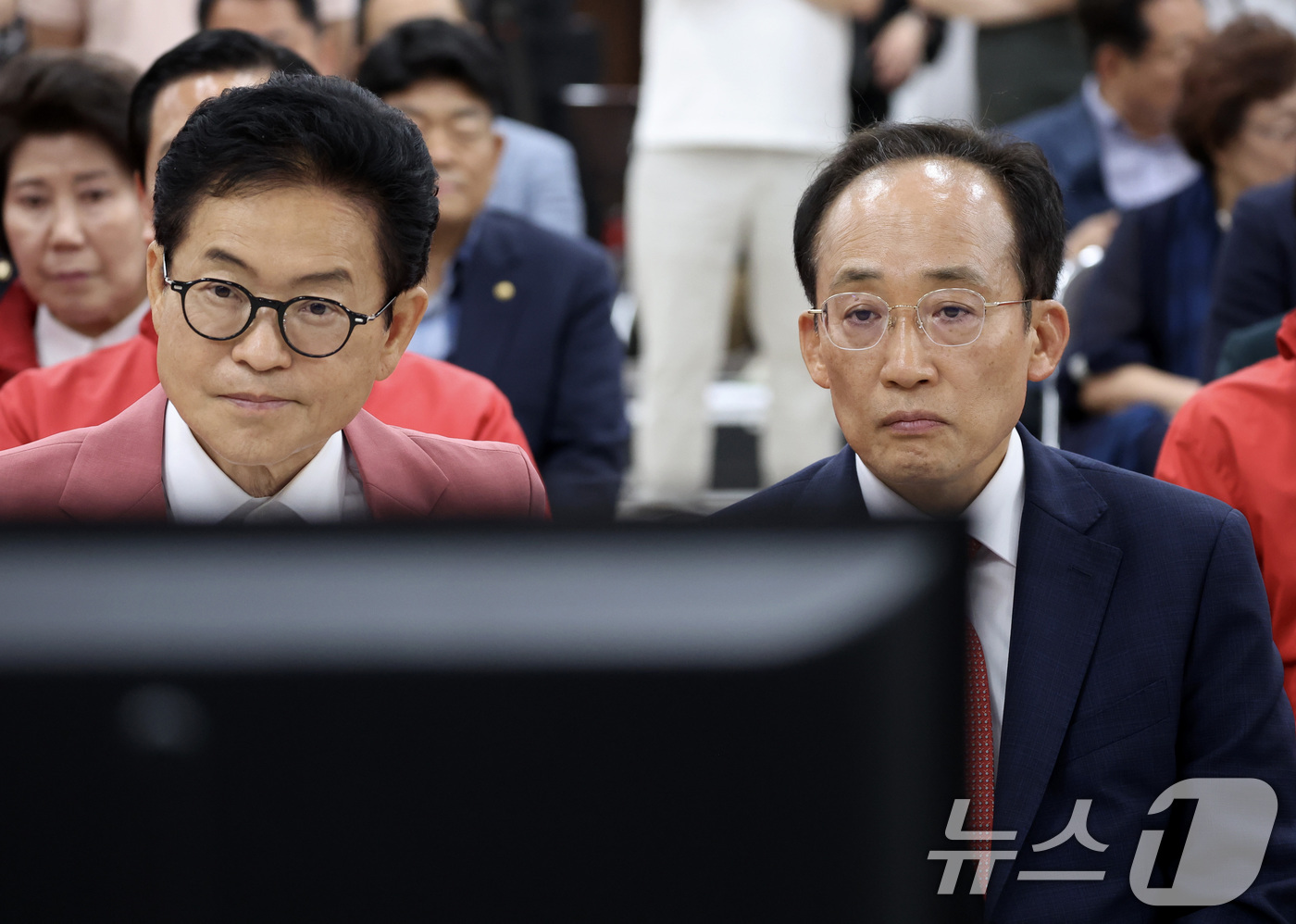 (대구=뉴스1) 신웅수 기자 = 이철우 국민의힘 경북도지사 후보와 추경호 국민의힘 대구시장 후보가 3일 대구 수성구 국민의힘 대구광역시당에서 방송3사 출구조사를 시청하고 있다. ( …