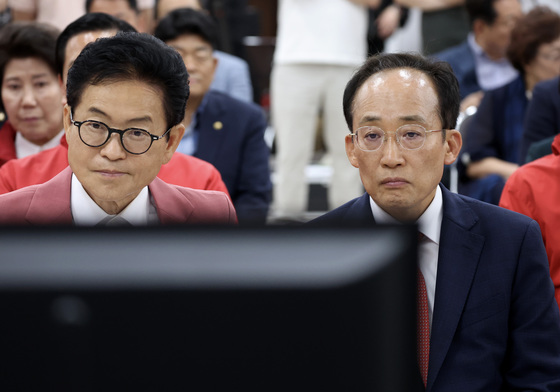 출구조사 바라보는 이철우·추경호 후보