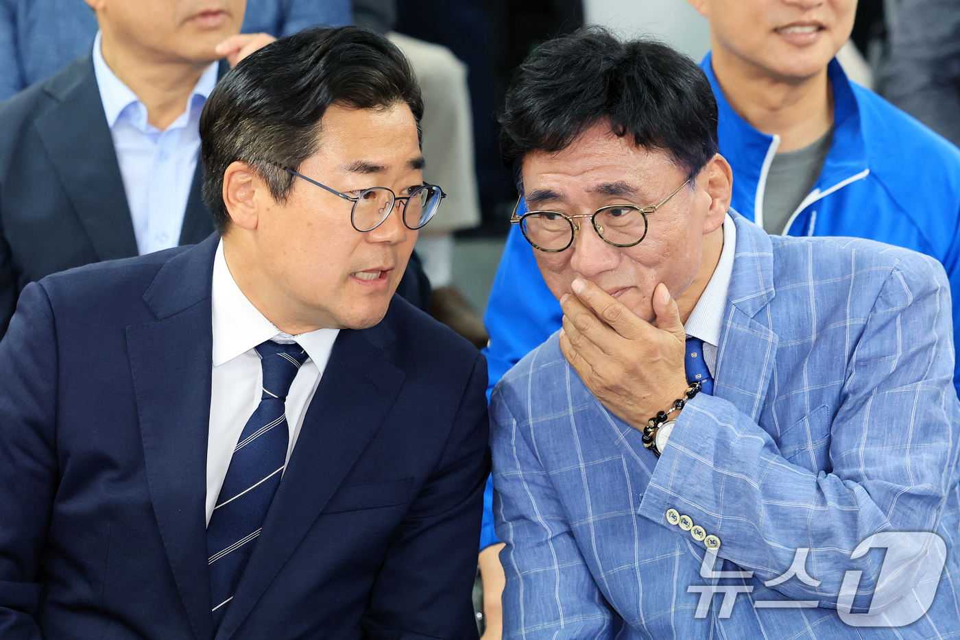 (인천=뉴스1) 이호윤 기자 = 더불어민주당 박찬대 인천시장 후보와 고남석 총괄선대위원장이 3일 인천 미추홀구 선거사무소에서 출구조사 결과 발표를 보며 대화를 나누고 있다. 202 …