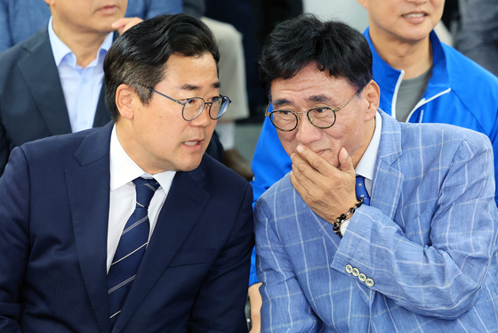 대화나누는 박찬대 후보와 고남석 위원장